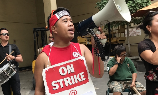 Roland Laforga from the Royal Hawaiian hotel leads a picket line during the 2018 Marriott strike.